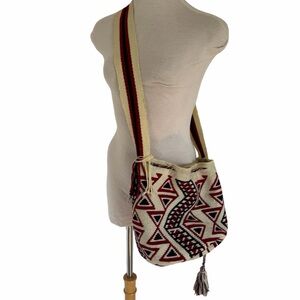 Handwoven Boho Crossbody Bag / Wayuu Mochila-Style